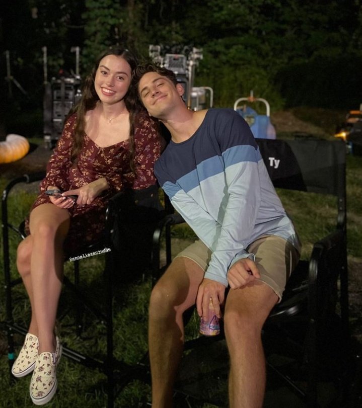 MagnoliaSource's tweet photo. 📸 | Anneliese Judge and Carson Rowland on the set of Season 3 
#SweetMagnolias https://t.co/R8gC4thHeS
