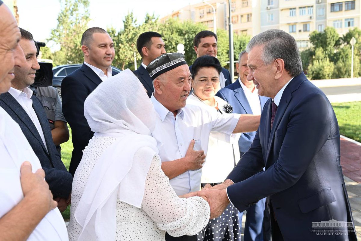 president_uz's tweet photo. President Shavkat #Mirziyoyev got acquainted with the established conditions at the Sobirobod makhalla of the #Yunusabad district of the city of #Tashkent, spoke with the makhalla's activists and representatives of the elderly.
#creation #makhalla #dialoguewithpeople https://t.co/zNLK6kqcfy