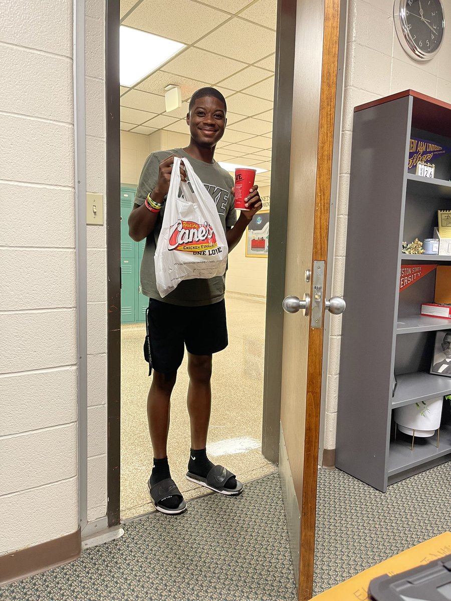 APOliphant's tweet photo. He came to harass me but randomly brought me lunch ! Thanks @TraevonJ5 https://t.co/cMMgu6ufj0