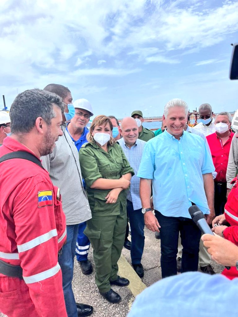 PresidenciaCuba's tweet photo. Pasado el mediodía, en el muelle 1 de la Bahía de #Matanzas, un hijo de la tierra venezolana le dijo al Presidente @DiazCanelB: somos de distintas refinerías, pero hablamos el mismo idioma, el de la solidaridad. #FuerzaMatanzas https://t.co/gOK1jRK1mO