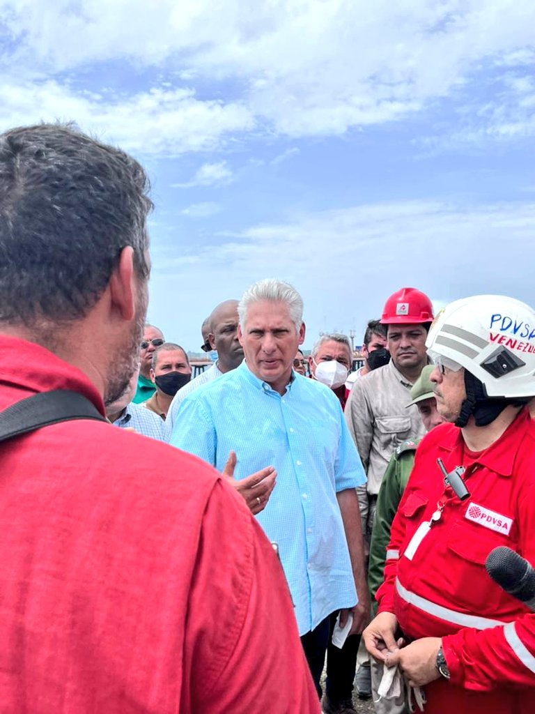 PresidenciaCuba's tweet photo. Pasado el mediodía, en el muelle 1 de la Bahía de #Matanzas, un hijo de la tierra venezolana le dijo al Presidente @DiazCanelB: somos de distintas refinerías, pero hablamos el mismo idioma, el de la solidaridad. #FuerzaMatanzas https://t.co/gOK1jRK1mO