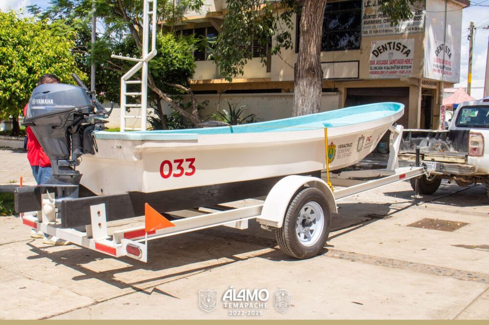 vmtv_12's tweet photo. Últimas Noticias: EL GOBIERNO ESTATAL ENVIA EQUIPO DE RESCATE AL MUNICIPIO DE ALAMO.

El H. Ayuntamiento que preside Lilia Arrieta agradece el equipamiento con lanchas de Gobierno del Estado de Veracruz que  ... #ELGOBIERNOESTATALENVIAEQUIPODERESCATEALMUNICIPIODEALAMO https://t.co/yvkOtff4YC