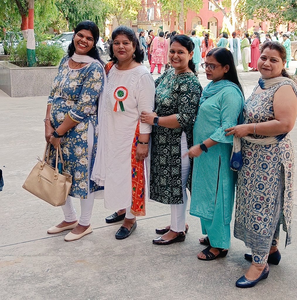 DrPoonam_doe's tweet photo. #Happiness 🤗 came across unexpectedly when you reach together with your sister at the workplace.
#EMCTraining  of #Teachers Southwest B zone-18
@DelhiGvtTeacher @Dir_Education
@PbpandeyB
@EMCCLASS https://t.co/VXHbnMLZZN