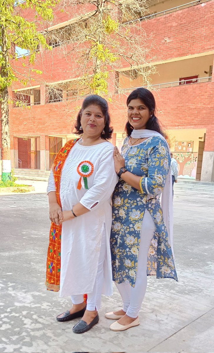 DrPoonam_doe's tweet photo. #Happiness 🤗 came across unexpectedly when you reach together with your sister at the workplace.
#EMCTraining  of #Teachers Southwest B zone-18
@DelhiGvtTeacher @Dir_Education
@PbpandeyB
@EMCCLASS https://t.co/VXHbnMLZZN