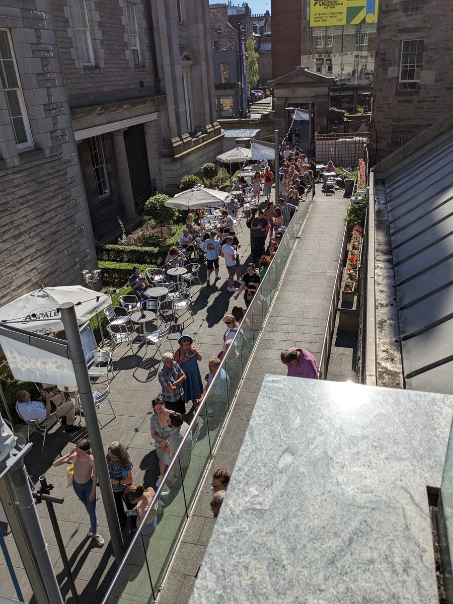 Big queues despite the heat today, thank you all for coming out to see Rachel learn to dance, Alex learn to love, and all of us learn what quantity surveying is. 🛋️
#EdFringe2022