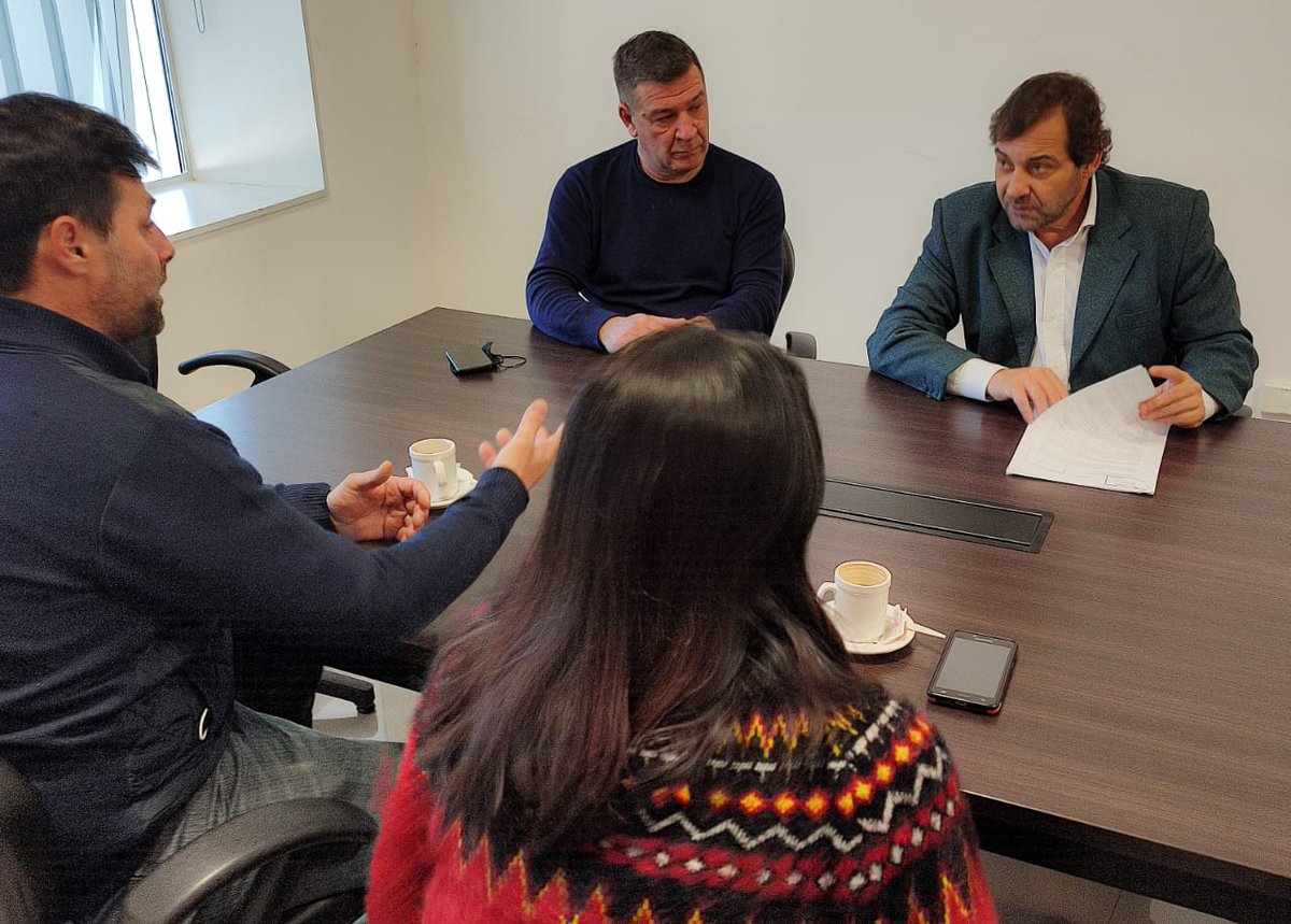 Nos reunimos con Concejales y vecinos de Río  Ceballos y trazamos acciones de trabajo conjuntas para que esta localidad no se convierta en el mega basural de sierras chicas.
Salir. Estar. Escuchar. Y dar respuestas.