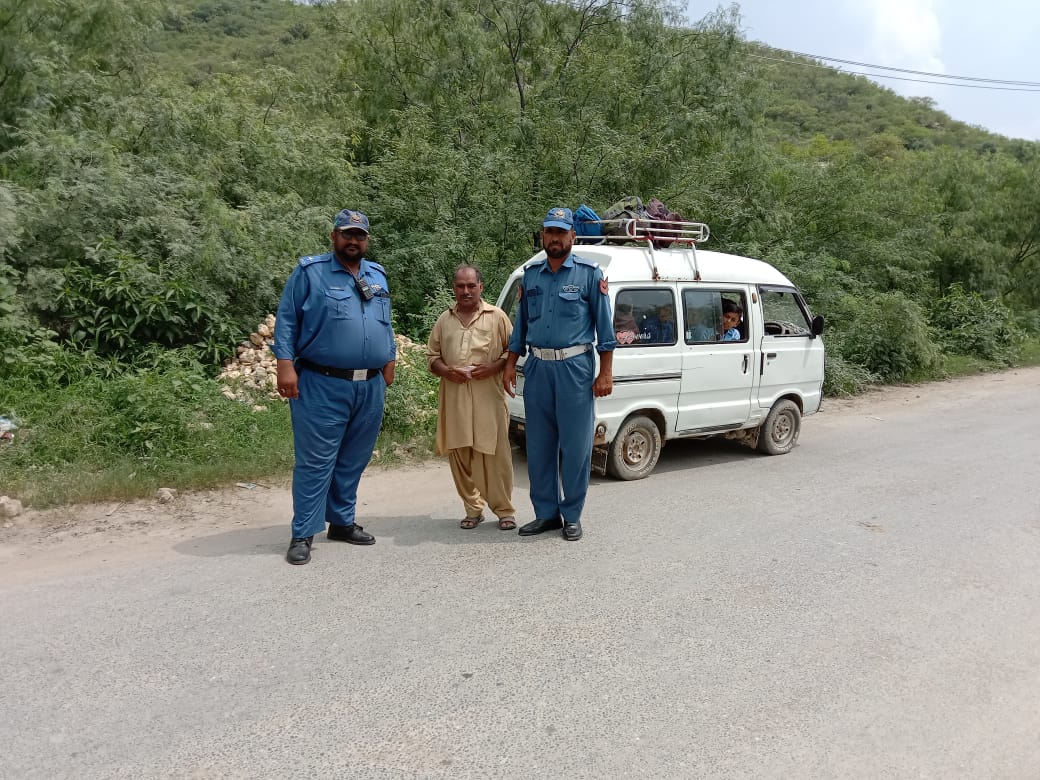 اسسٹنٹ کمشنر چوآسیدن شاہ محمد عارف قریشی کی ہدایت پر موٹر وہیکل ایگزامینر چکوال نے ٹریفک پولیس کے ہمراہ چوآسیدن شاہ میں گاڑیوں کے فٹنس سرٹیفکیٹ،رجسٹریشن ،روٹ پرمٹ سمیت دیگر کاغذات چیک کئے ۔ 16 گاڑیوں کو عدالتی چالان جاری کئے گئے