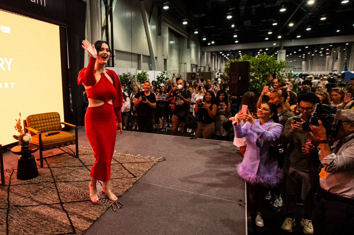 katyperrytw's tweet photo. #MagicConvention https://t.co/1fXQRLEy1N