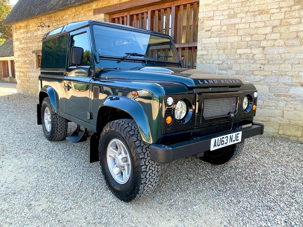 Just arrived – this fantastic low mileage example has ONLY 31,325 MILES recorded.
County pack 90 hard top with remote lock, electric windows, county pack roof, alpine windows and full headliner. Boost alloy wheels and tow bar.