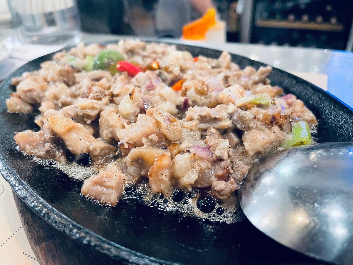 drumzfreak's tweet photo. If you thought I went to #manila to eat my way through it; you’re absolutely right. 🇵🇭 

#foodninja #lechon #jollibee #sisig #baka #chickenjoy #friedchicken https://t.co/Tg3sW7bziB