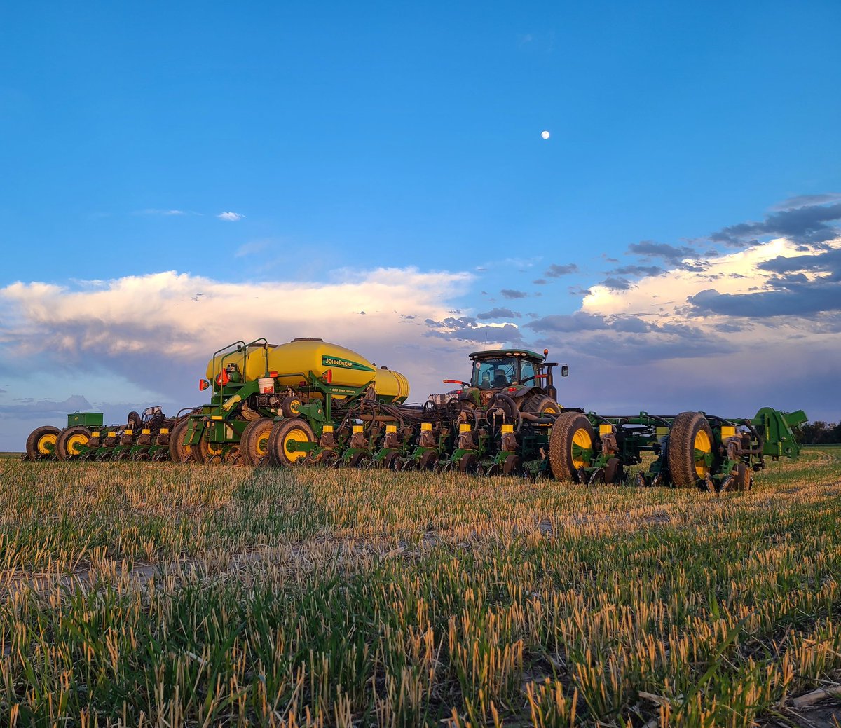 jwilgenburg1's tweet image. Asking $270,000 for the 8400R

Stalk stompers can be included for $4500

Asking $100,000 for the 1770NT

Both are located in Ft Morgan, CO