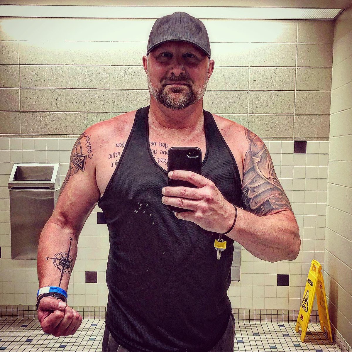 whenschel74's tweet photo. I have to admit I’m kinda proud of myself this year. 🤷♂️ Sticking to a regular routine. The gym has been pretty good to me. 🙏 Starting to make some decent progress. 💪 Cheers everyone! 🍻 #oldmangoals https://t.co/uvqL0IYyWe