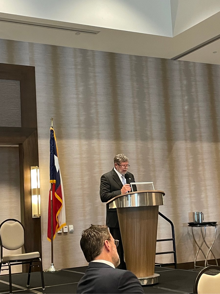 Shalemag's tweet photo. Railroad Commissioner Jim Wright is starting off the State of Energy Luncheon on the right note.

#SHALEMag #ITOP #SOE #oilandgas #energy #SanAntonio https://t.co/GiGfaPlvsT