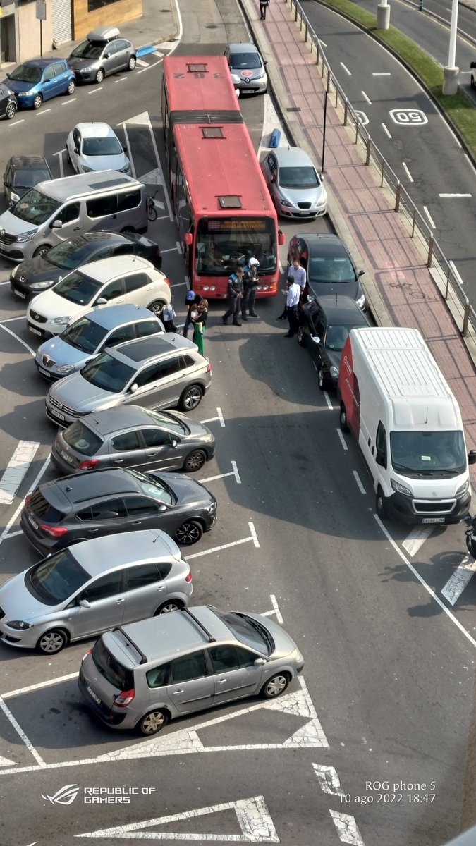 picosotero's tweet image. @silcerino bus atascado en la zona de siempre, ya llegó la policía.