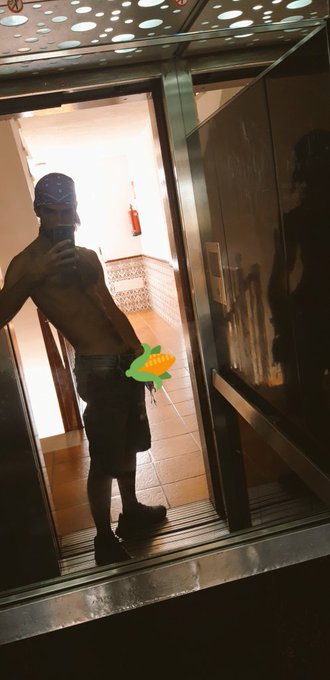 Me ha molado eso de sacarmela en el ascensor con la puerta abierta. &iquest;Que cre&eacute;is que hubiera pasado si<a href="/tag/xhamster"class="tags"><span>#xhamster</span></a>