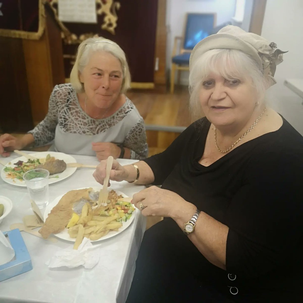 ParkSynagogue's tweet photo. With thanks to #projectwelcome we launched our #lunchandsocialclub today! With over 20 senior members attending to get together for #fishandchips &amp; companionship. Thanks to Rev David Brandes from the congregation of Jacob shul, who gave a wonderful speech of the Jewish East End https://t.co/9kdIBuGE8o