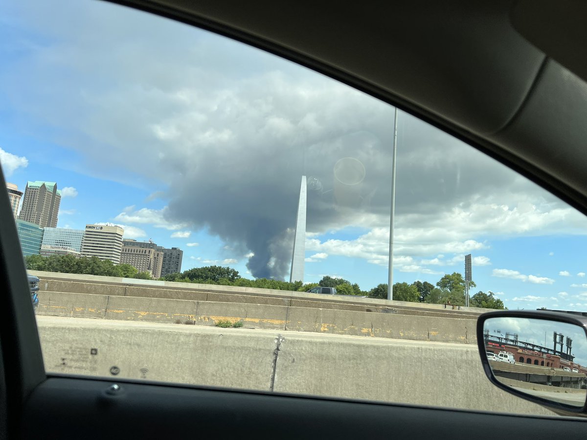 Swim_Write_Run's tweet photo. Massive fire off west as we drive through St. Louis. https://t.co/kp6sUB2hGi