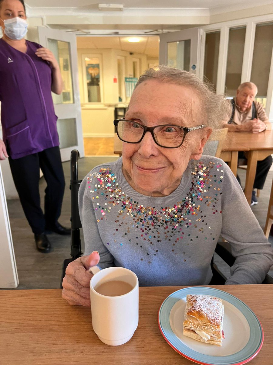 Wellington_Ldge's tweet image. Don't mind if we do  #StayHydrated #cakeislife