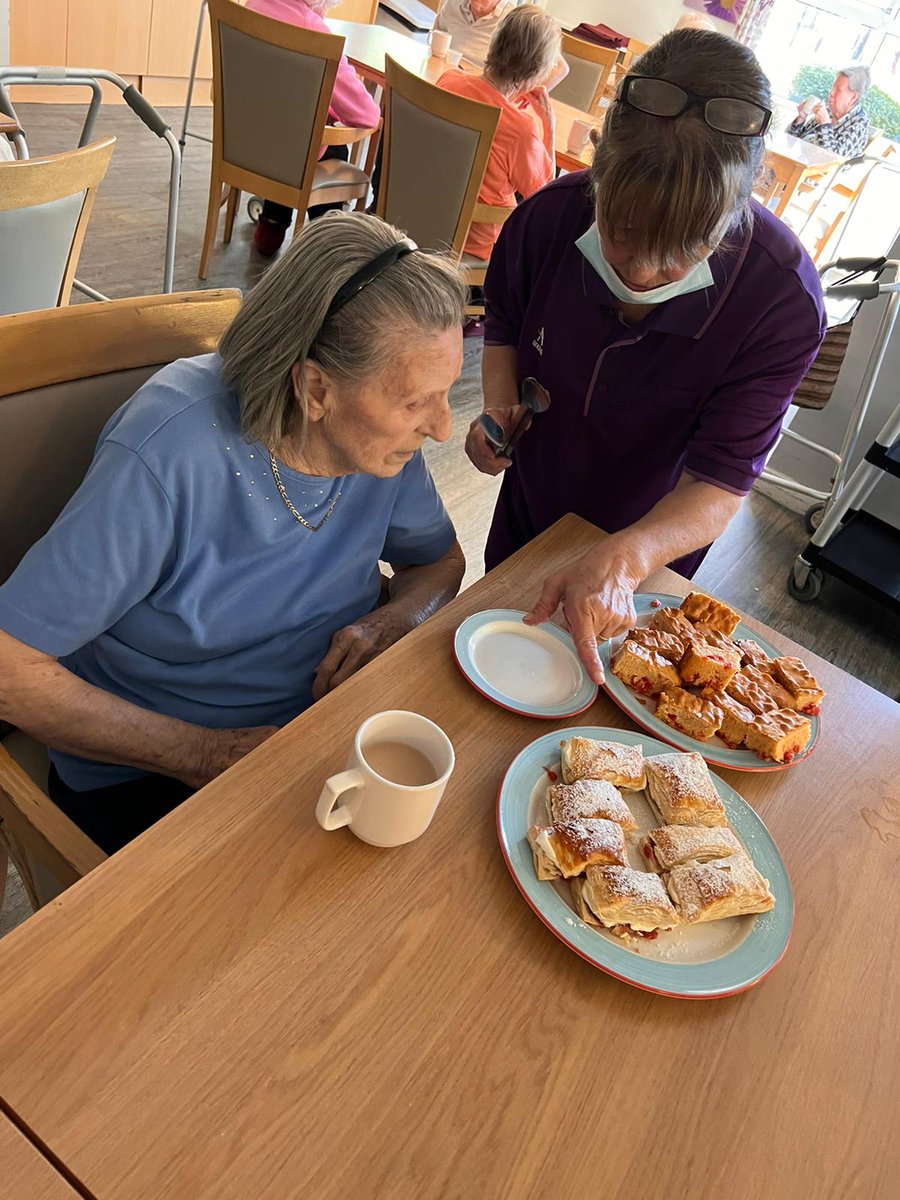 Wellington_Ldge's tweet image. Don't mind if we do  #StayHydrated #cakeislife