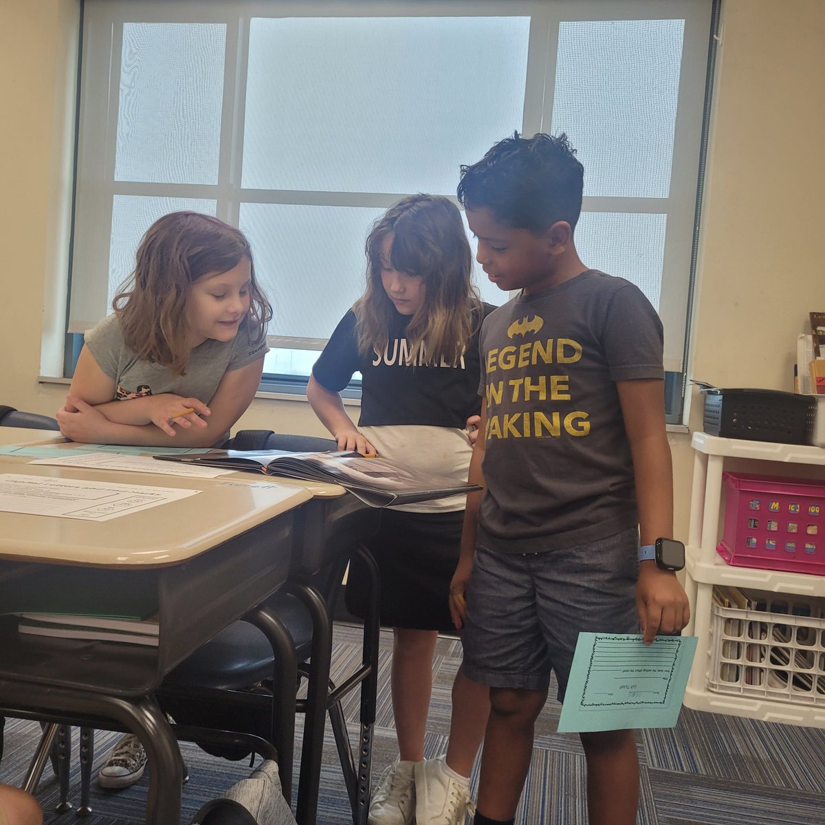 Working on setting with #PictureBooks @MrGilman_MIS #CollaborativeReading #GrowingReaders