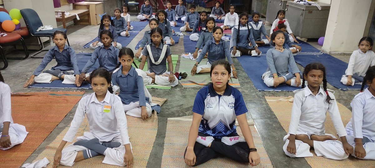 s98334551's tweet photo. #delhi#vidyanjali yogdan SKV JJ colony wazirpur(07010106502)
dist :North West B(1411034)
Students of 6th class sec. F  learning yoga in the guidance of volunteer Ms Tina.
Hos Mrs. Kalpana  Basumatari
Impacted students:45
@EduMinOfIndia
@SCERT2021 @drmanishadiet 
@VidyanjaliDelhi https://t.co/lMaRzh5gKX