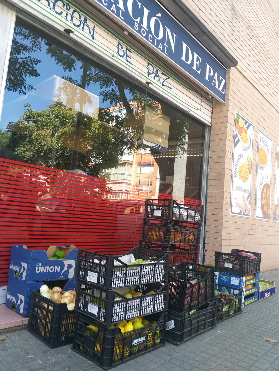 Segueixen arribant aliments per els més necessitats a <a href="/AsociacindePaz1/">Asociación de Paz</a> des d'on es realitza repartiment amb <a href="/AcampadaL/">Acampada Llibertat</a> i amb la participació de l'activista Internacional Jorge Fernández.

#FreePablo | #MenjadorSocialJa | #PeriodismoQueDaLaCara | #KitRadioSinFronteras | #FemXarxa.