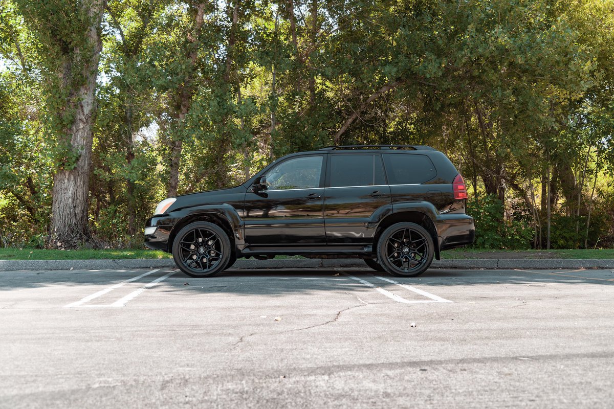 DWWarehouse's tweet photo. Custom @Lexus GX470 sitting on @RohanaWheels RFV2 22x9.5 wrapped in @NittoTire NT420V #perfectfitment
#discountedwheelwarehouse #customwheels #customrims #orangecounty #losangeles #FreeShipping #lexusgx470 #gx470 #rohanawheels #nitto https://t.co/WRjkxDxp00