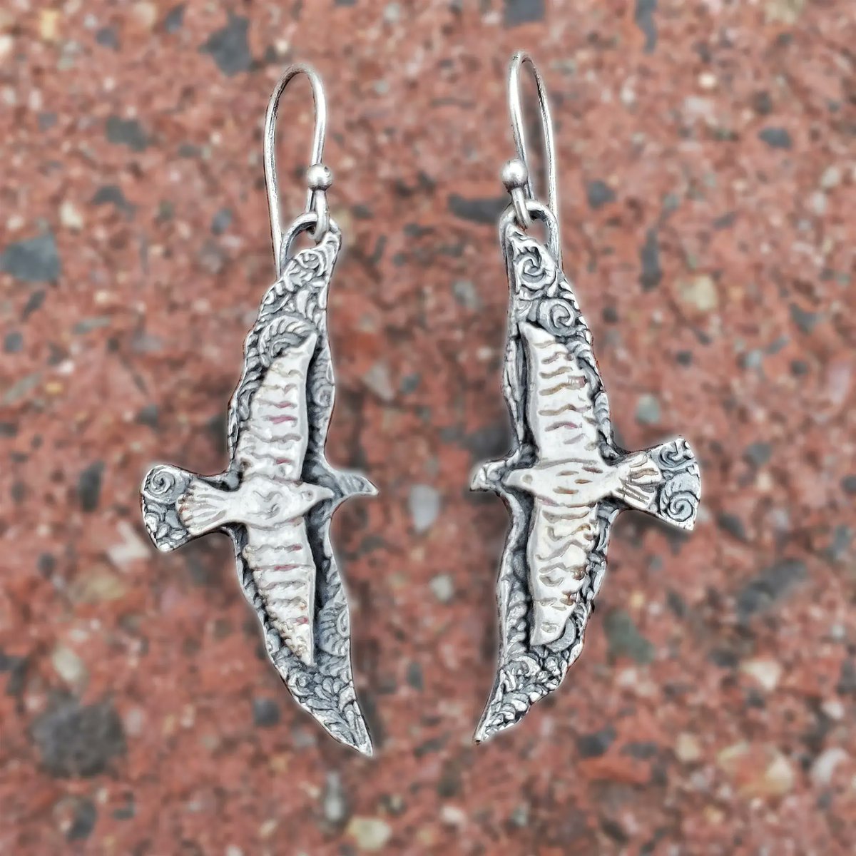 MetalClayToday's tweet photo. Brett Apthorp (@twoforjoyjewelry) was our Spring 2022 #FeaturedArtist. Her work is inspired by the unique and wonderful surroundings of her home in Nantucket. These earrings are her Soaring Birds. 
#MCT #MetalClayToday #metalclay #handmade #artclay #PMC #insidetheartistsmind #art https://t.co/nnXkAZOpb1