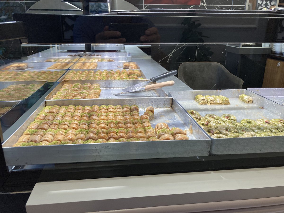 Wij gaan voor het eerst een toetje eten. Dat mag wel weer nu we de Konditoreien al bijna vergeten zijn.