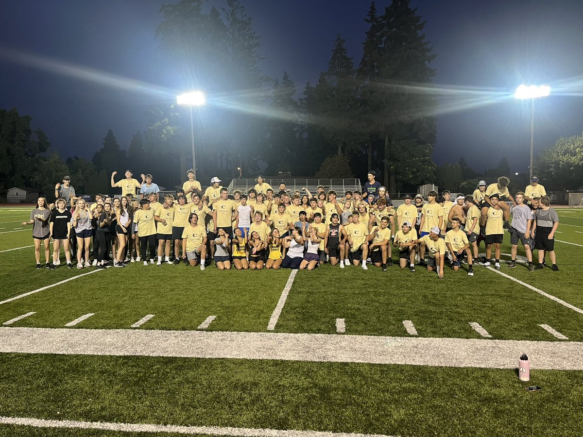 This week, the dance team showed the football team some moves!

Esta semana, ¡el equipo de baile mostró al equipo de fútbol americano algunos movimientos de baile!