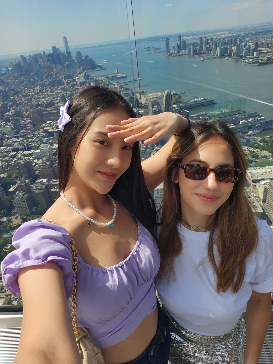 haloo lg ngapainn? kita lg disini yaa :)