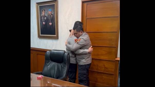 KompasTV's tweet photo. Sempat Terekam Berpelukan, Kapolda Metro Jaya Enggan Komentar soal Penetapan Tersangka Ferdy Sambo https://t.co/b95o9B1ZVk https://t.co/Y82iKZRNGs