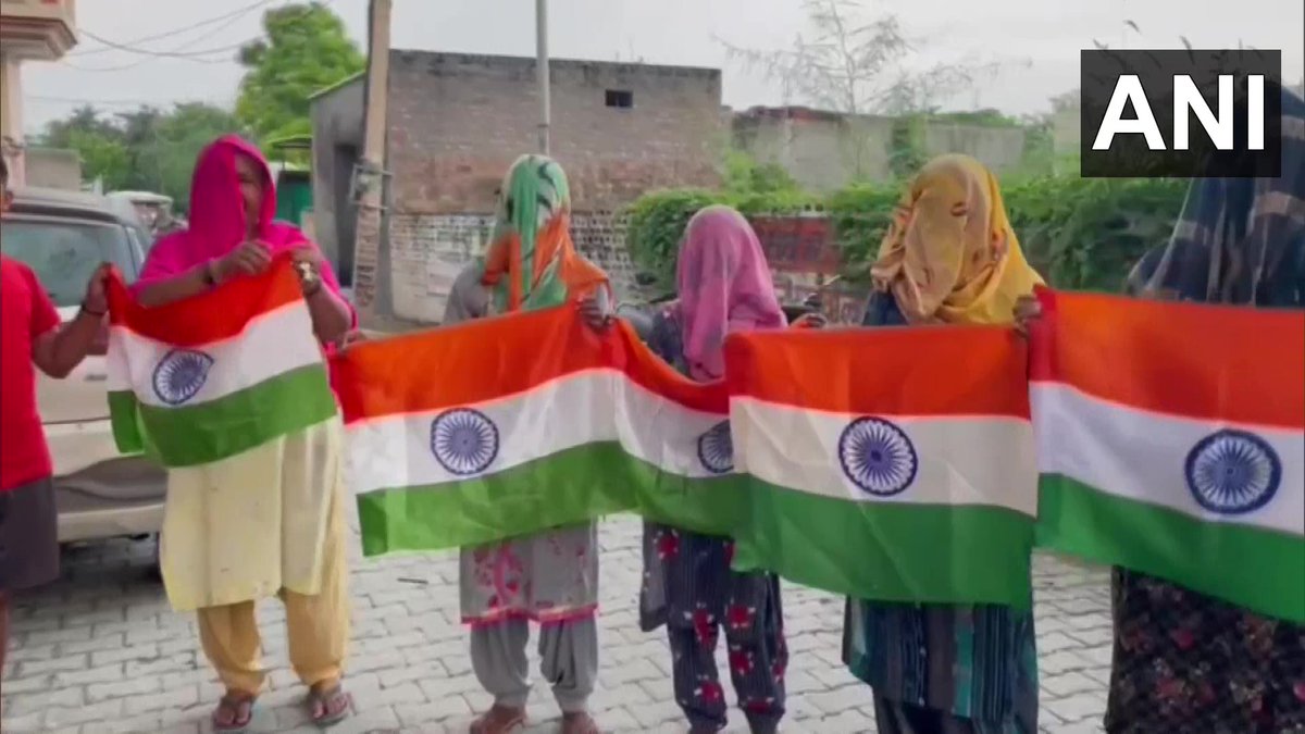 ANI's tweet photo. Haryana | People at a PDS shop in Hemda village in Karnal district were allegedly forced to buy Rs 20 tri-colour flags otherwise they won't get ration https://t.co/aE3OBfQQ6J
