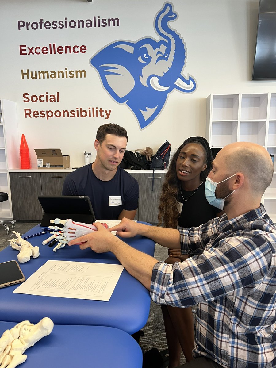 TuftsDPT's tweet photo. Our Tufts DPT-Phoenix Program has kicked off their ✨inaugural ✨lab this week for the #Classof2024 🐘 in their new space in downtown ☀️ Phoenix 🥳 ! @TuftsMedSchool @TuftsUniversity @TuftsPH https://t.co/XTLBbOynFP