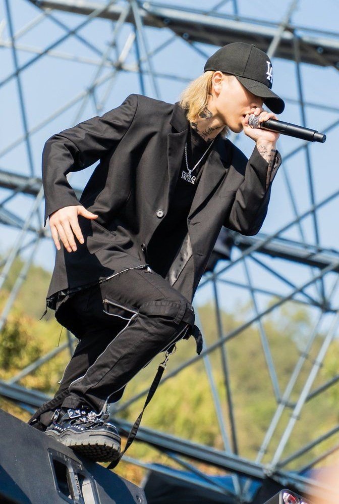hauntdprglitter's tweet photo. @ashisland_99 Special MEGA Happy Birthday, ASH ISLAND 🎙💙🧁 fiery kissed melodic vocals to out of this world verses & albums we cherish, for the Heart you pour into all you create-- no matter the years, ilysfm!!! Always✨️
#A_Star_is_born
#our_Rockstar_day
#happyAshDay
#Clloud @ashisland_99 https://t.co/g7Cv7UOCL9