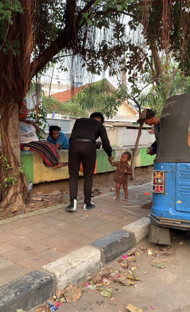 Hanggara_EP's tweet photo. [KESERUAN MENGERJAKAN PENUGASAN AKSI KITA]

Memberikan bantuan berupa makanan kepada mereka yang membutuhkan, kurang lebih ada 12 orang yang terdampak.

#VOKASIIMPACT #MPKMB59SVIPB #VOKASIJUARA #IPBDIGDAYA #TheGlimpseStoryofGatamalaAgrinawa https://t.co/4hQjd3zMFo
