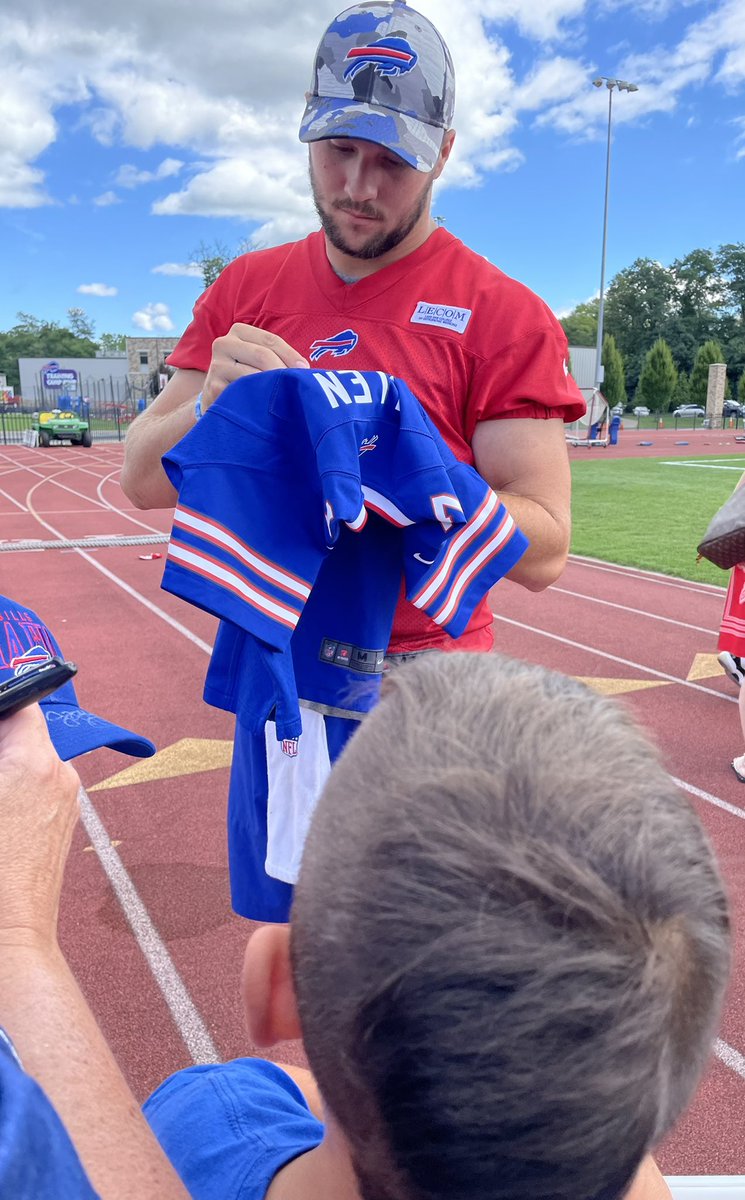 KD_Peck's tweet photo. Solid day at @BuffaloBills training camp today ❤️💙 #letsgobuffalo #buffalobills #billsmafia https://t.co/qK9Qrli9kO