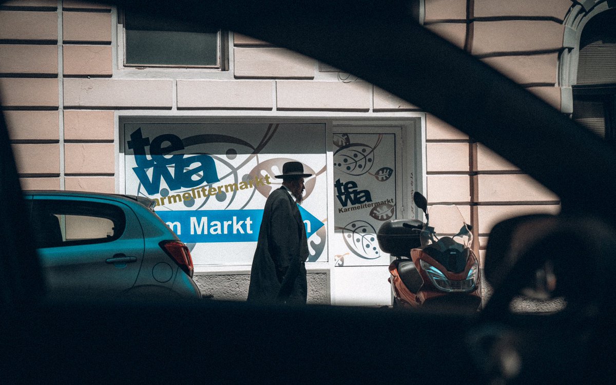 Throught the window 

#streetphotography #urbanphotography #streetclassic