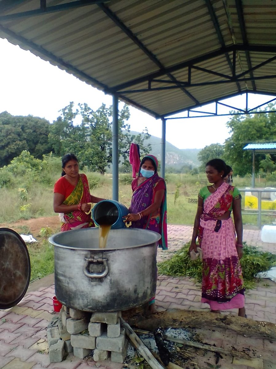 RIPARAIGARH's tweet photo. A Bio-input Enterprise in Banora RIPA of @RaigarhDist is creating livelihood opportunity for SHGs of @DAY_NRLM. 100 Litres of Brahmastra, an organic pesticide  made from Cow Urine was prepared and sold to farmers.
@ChhattisgarhCMO @DPRChhattisgarh @TRIFoundation @IASassociation https://t.co/HFki0yDpZ6