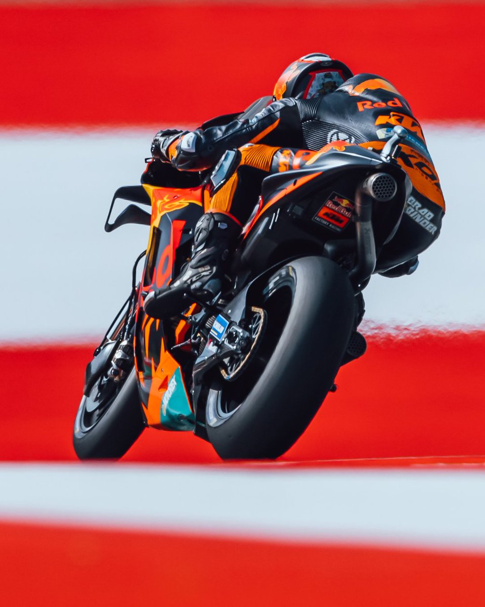 KTM_UK's tweet image. #KTMBlog - At the 2021 MotoGP of Austria, Brad Binder took the decision to stay out on slicks in horrendously wet conditions. The gamble paid off and the #33 secured his second career MotoGP victory in style! Read more at - fal.cn/3qVRw.

#KTM #ReadyToRace