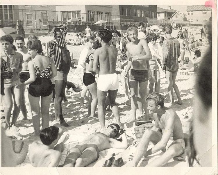 nyclgbtsites's tweet photo. On 8/18 (12p; @Zoom), join #NYCLGBTSites @ceyenne3 @JahloveTheBRAND @AnnieIezzi @THECITYNY and Chris Berntsen for EXPLORING HISTORY AND ADVOCACY AT THE PEOPLE'S BEACH AT JACOB RIIS PARK. 

FREE, and organized / moderated by @MASNYC.

https://t.co/XtapSCl1qN  https://t.co/bZVG7Qdxix