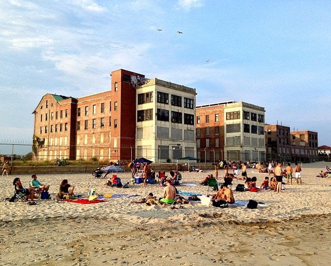 nyclgbtsites's tweet photo. On 8/18 (12p; @Zoom), join #NYCLGBTSites @ceyenne3 @JahloveTheBRAND @AnnieIezzi @THECITYNY and Chris Berntsen for EXPLORING HISTORY AND ADVOCACY AT THE PEOPLE'S BEACH AT JACOB RIIS PARK. 

FREE, and organized / moderated by @MASNYC.

https://t.co/XtapSCl1qN  https://t.co/bZVG7Qdxix