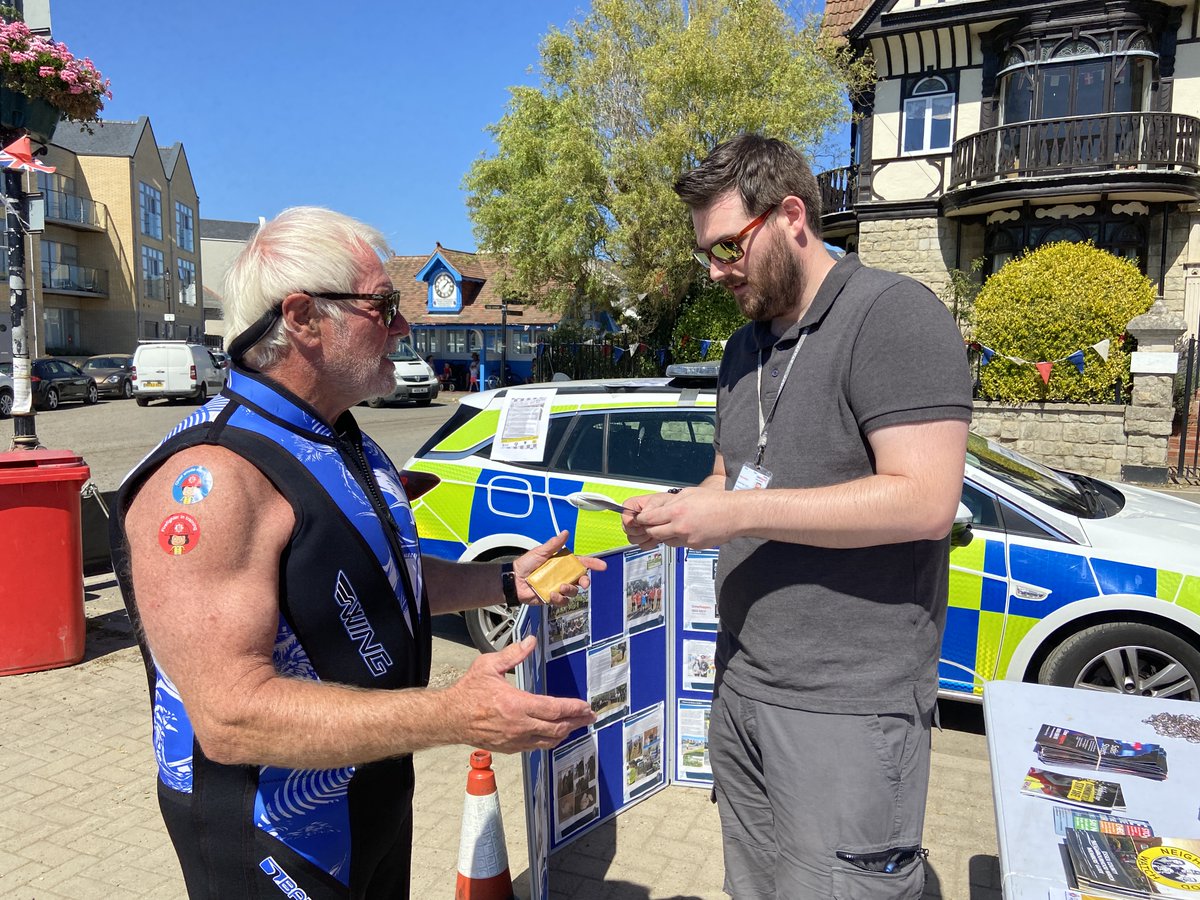 Today, we were in #Brightlingsea for a ‘Street Meet’ w @Tendring_DC @EPMarine @ECFRS #DogWatch & @CrimestoppersUK, talking to residents, @BrightlingseaTC, #Tendring & @Essex_CC councillors to discuss concerns.
@EPRural were also patrolling the area.
#ProtectingAndServingEssex