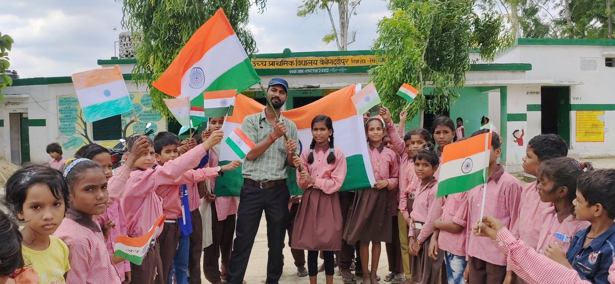AlkeshPandey19's tweet photo. #अस्तित्व हूं आजा़दी का, हूं प्रतीक #स्वतंत्र आबादी का,
ना जाने कितने इतिहास समेटे बैठा हूं ,
मेरे #अफसानो को गौर से पढ़ो ,
मै स्वतंत्र भारत में गर्व से #खड़ा तिरंगा हूं, https://t.co/6o51DCNqSA