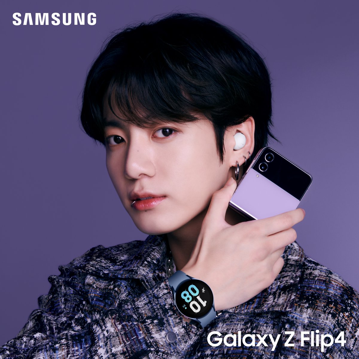 SamsungMobile's tweet photo. Style. Overload. #JungKook’s accessorizing game is on a whole new level with his #GalaxyZFlip4, #GalaxyWatch5 and #GalaxyBuds2Pro. 🤩 @BTS_twt #GalaxyxBTS #SamsungUnpacked https://t.co/3Yu2DnPoNQ