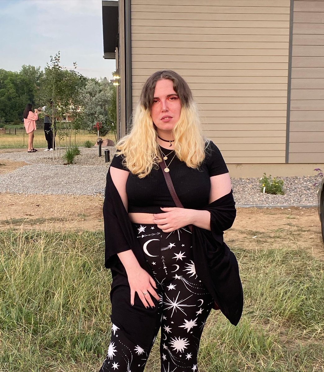 laceyloki's tweet photo. Since Insta can’t be assed to actually cross post. 🫠 

Some shots from a #cannabis event I went to. Used @KimchiChic for the eyeshadow in the Mango Tango palette, @bareMinerals for the lip in bo$$ (I think) and other products. Pants &amp; top from @Forever21 https://t.co/gzdUQLlggq