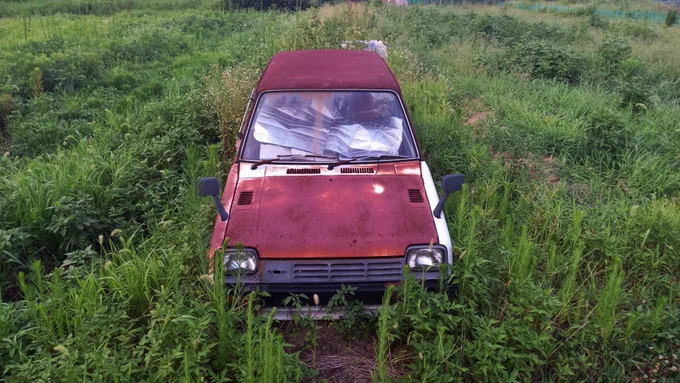 初代ダイハツ ミラ80年代の車ながらも、錆でまっちゃっちゃ昔は大量に走っていたであろうこの車も今では希少 
