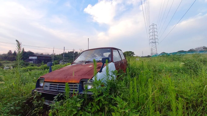 初代ダイハツ ミラ80年代の車ながらも、錆でまっちゃっちゃ昔は大量に走っていたであろうこの車も今では希少 