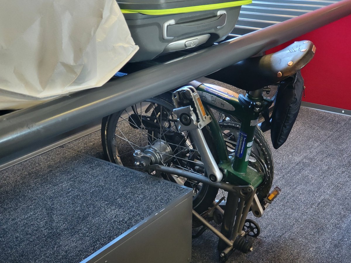 oschneider_fub's tweet photo. Très bon accueil aujourd'hui #dansletgv #8636
Au quai à Brest on m'a demandé si j'avais une place 🚲 pour mon @BromptonBicycle mais qd j'ai expliqué qu'il était pliant, on m'a laissé accéder à ma voiture sans me demander de le plier en début de quai.
La suite est encore mieux 1/x https://t.co/CYTv2JnqO1