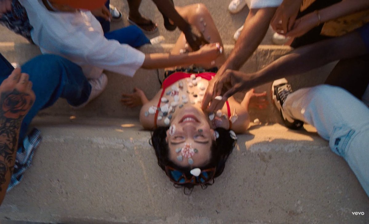 PopCrave's tweet photo. .@Rosalia has released the music video for “DESPECHÁ.”

Watch: https://t.co/gMbRf75B10 https://t.co/XcpD35gEob